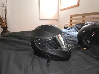 Casque 3 en 1. Neuf servi 2x grandeur Large, cause je ne peux plus faire de moto.