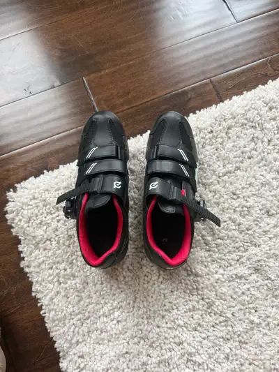 These pre-owned Peloton cycling shoes are in good condition and provide a secure, efficient connecti...