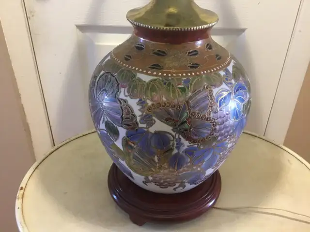 Vintage Floral Table Lamp  in Indoor Lighting & Fans in Mississauga / Peel Region - Image 5