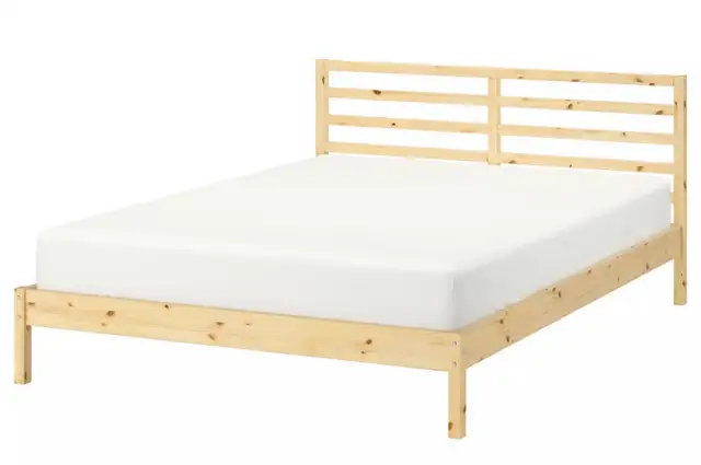 Lit double Ikea (matelas inclut, au besoin) in Beds & Mattresses in City of Montréal - Image 2