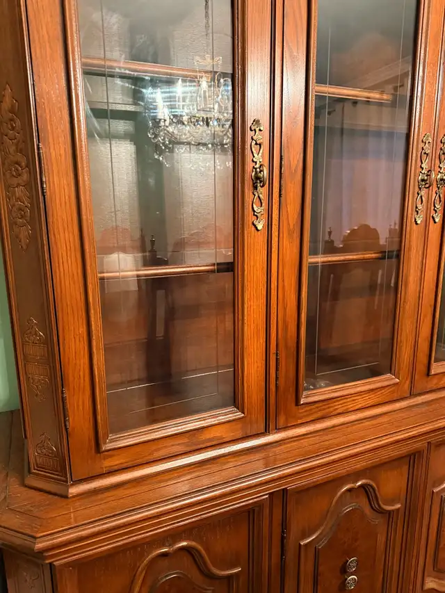 vintage dining room solid wood hand carved mint  in Dining Tables & Sets in Markham / York Region - Image 4
