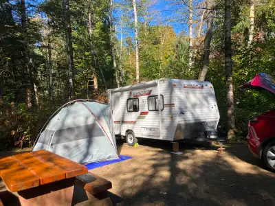 Weight : 2280lbs dry (1034kg) Length 14ft (plus 3ft hitch) Includes : bathtub/shower/toilet 2 burner...