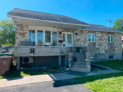 Duplex de style bungalow avec propriétaire occupant et logement cote à cote et a vérifier avec la vi...