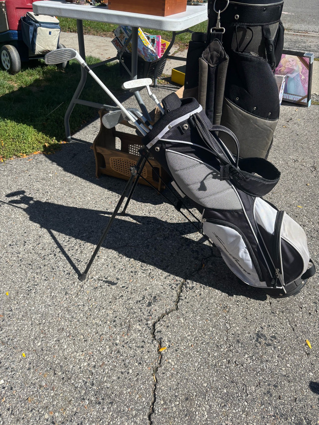 Kids golf clubs and bag in Golf in Oshawa / Durham Region