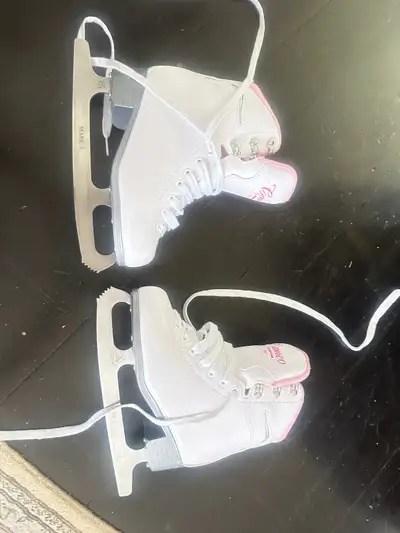 Girls figure skates size 3, View more