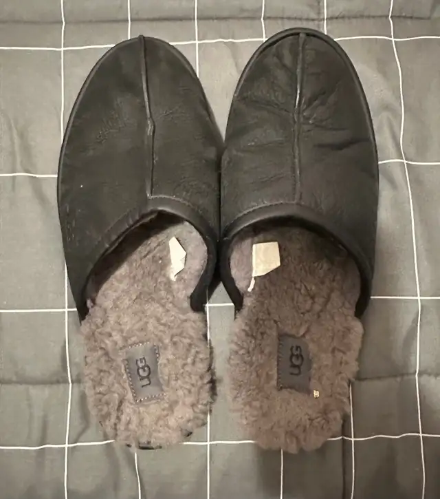 UGG MEN’S SLIPPERS (Size 12) in Men's Shoes in City of Montréal - Image 4