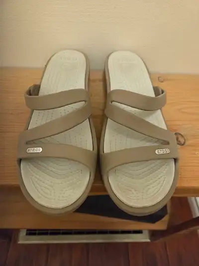 Beige croc wedge sandal. Size 9. Located in Kinburn