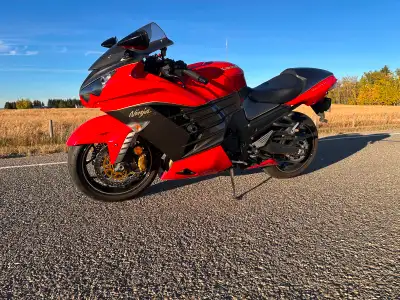 2015 Kawasaki ZX14R Limited Edition Always stored in my heated garage. Needs an oil change. Rear tir...