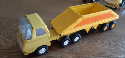 Camion à benne basculante jaune machinerie lourde 3d sur fond blanc