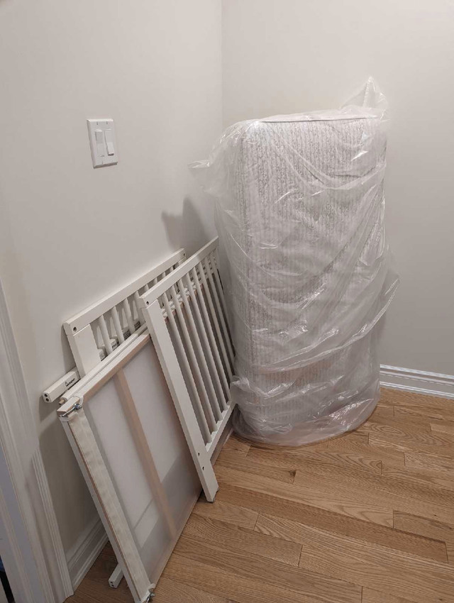 Ikea crib & Sealy Posturepedic mattress in Cribs in Oakville / Halton Region - Image 3