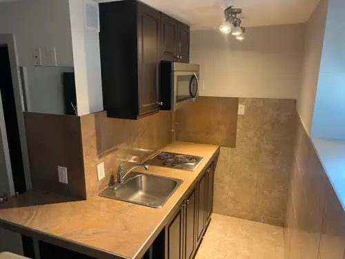 Cozy Bachelor in Heart of Port Credit area near shops, restaurants, cafes, parks, schools, GO train,...