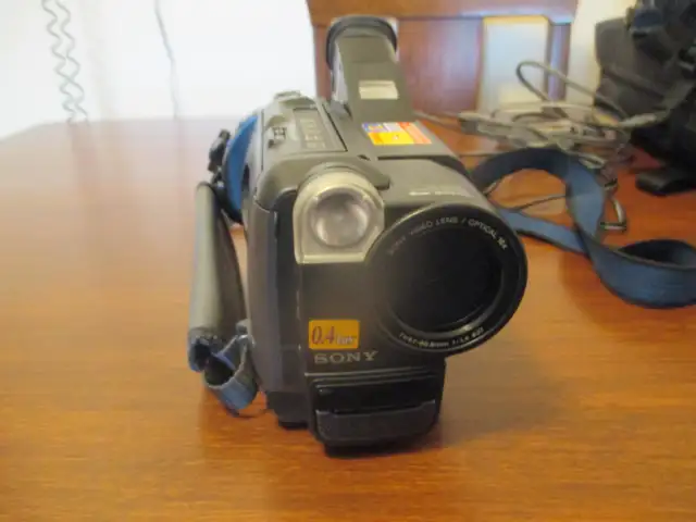 SONY Video 8xR CCD-TR67 Handycam Video Camera Recorder in Cameras & Camcorders in Chatham-Kent - Image 9