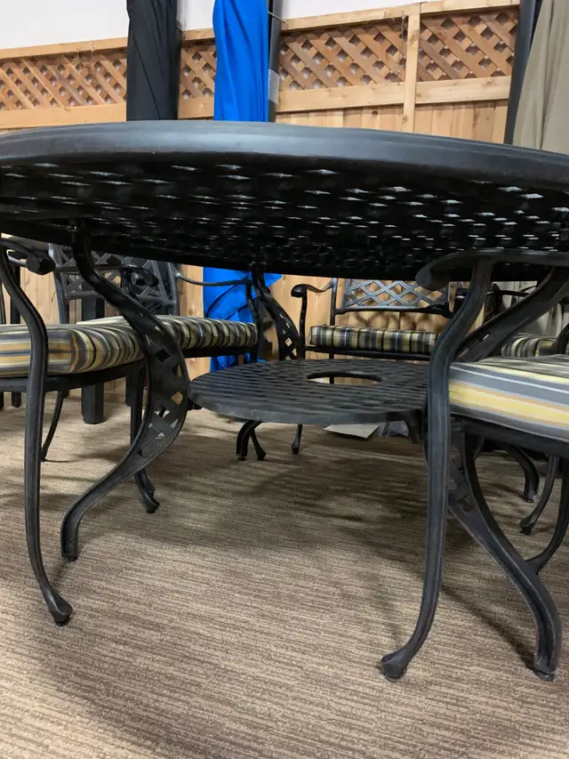 OUTDOOR LARGE OVAL PATIO TABLE & 6 CHAIRS in Patio & Garden Furniture in Oakville / Halton Region - Image 4