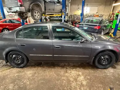 Looking for a reliable, fuel-efficient car? Check out this 2005 Nissan Altima with only 113,000 KM –...