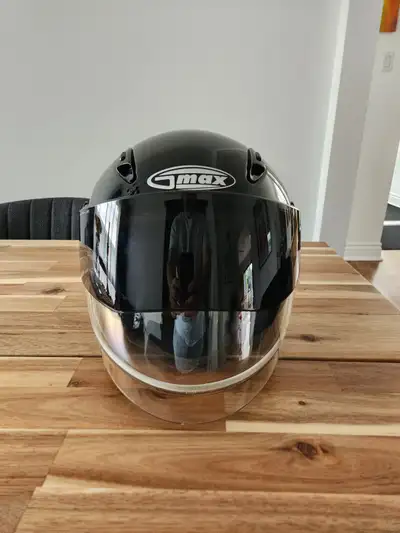 Casque de moto de taille medium, marque GMax. Presque neuf!
