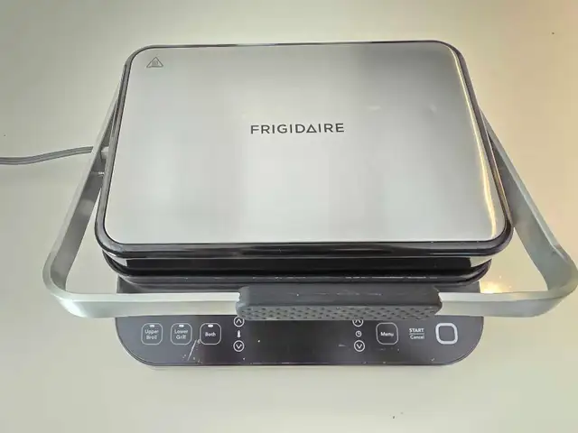 Frigidaire digital indoor grill and panini maker  in General Electronics in Oakville / Halton Region - Image 2