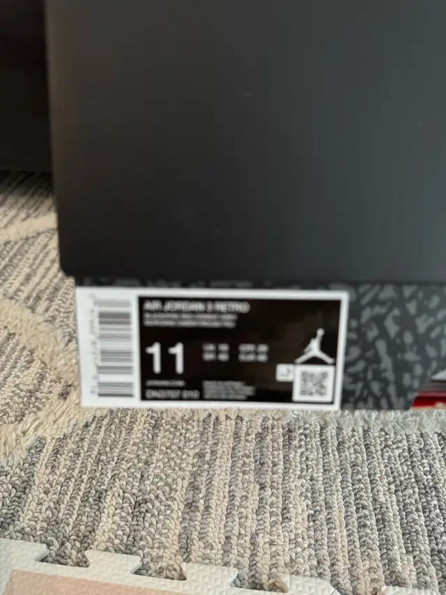 DS Brand New Air Jordan 3 Retro Black Cement Sz 11 in Men's Shoes in Markham / York Region - Image 10