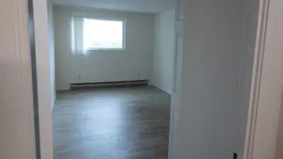 Private room in 2 bedroom apartment on pembina near university of Manitoba 731 include everything ex...