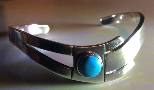 Sterling Silver/Turquoise Vintage Cuff Bracelet in EUC. in Jewellery & Watches in Petawawa - Image 2