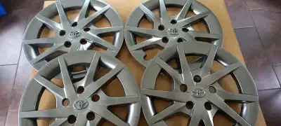 4 Enjoliveurs Toyota 15 pouces. Très propres, excellent état. 80$.