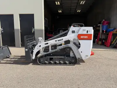 2019 unit, only 156hrs. Comes with pallet forks and smooth bucket with removable teeth. Custom canva...