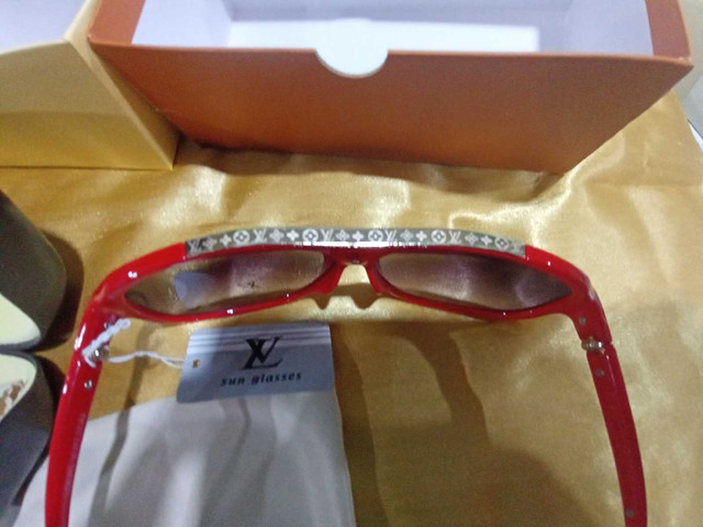 Louis Vuitton red sunglasses new in box dans Art et objets de collection  à Ville de Montréal - Image 3