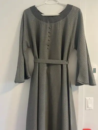 Abaya size medium but can also fit size small , View more