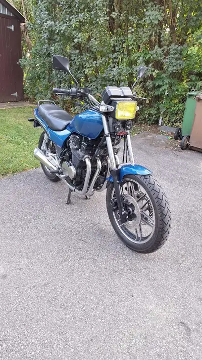 1984 Honda CB650SC "Nighthawk" La moto a été partiellement restauré au courant des 3 dernières année...