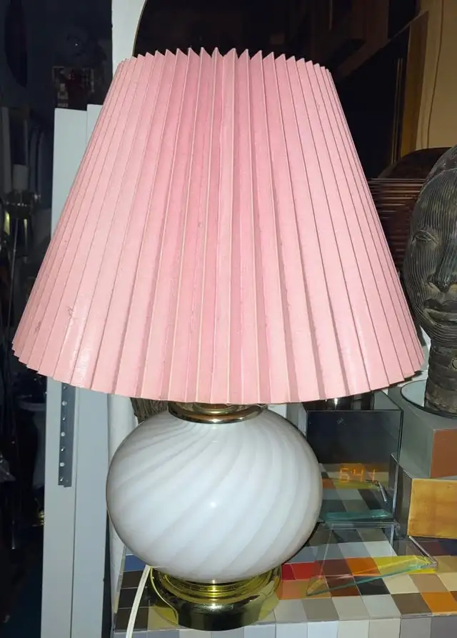 MCM Swirl Ball Murano Glass Table Lamp with Pink Accordion Shade in Indoor Lighting & Fans in City of Montréal - Image 8