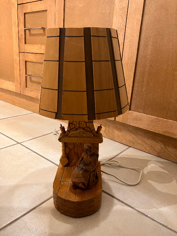 Lampe bois sculptée à la main dans Art et objets de collection  à Ville de Québec - Image 2