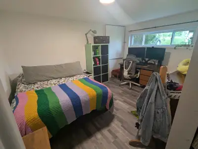 Chambre meublée tout inclus à louer – St-Hubert Chambre entièrement meublée à louer dans une maison...