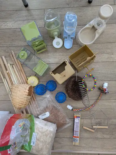 Lot d'accessoires pour oiseaux , View more
