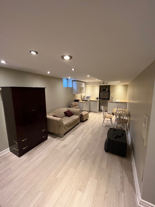 Bachelor apt w/separate entrance nestled between million homes Long