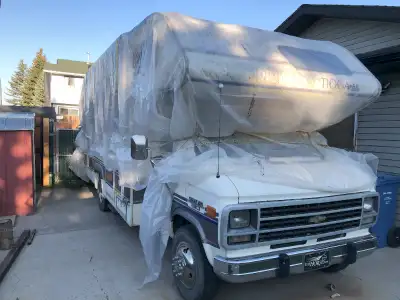 • Mileage: 175,460 KM • Gross vehicle weight 10K-14K lbs • 1 ton, 350 with TBI, 5.7L • New battery •...