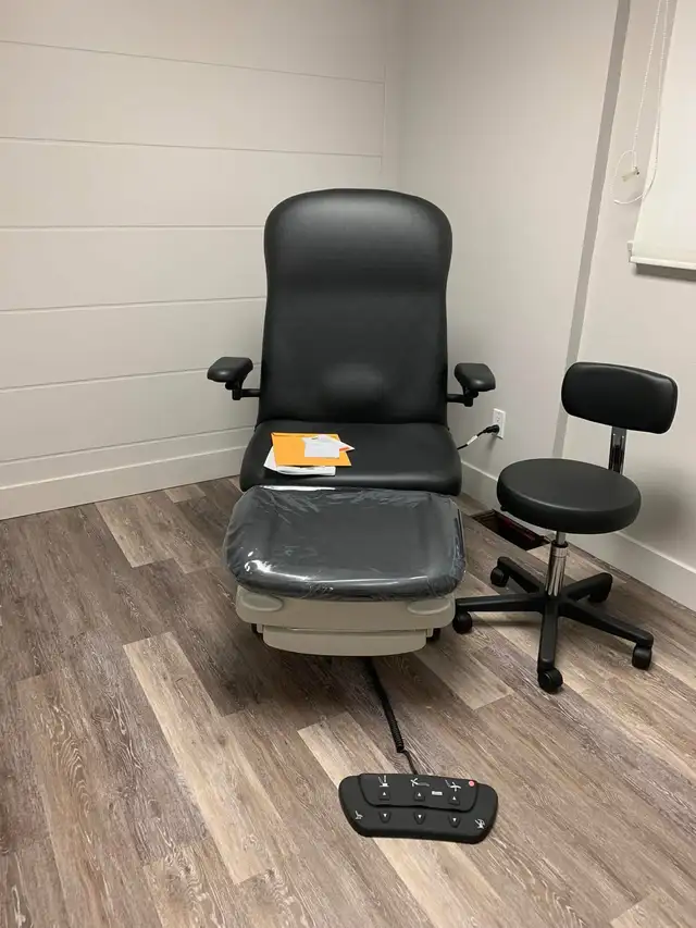 MIDMARK 647 PODIATRY CHAIR NON PROGRAMMABLE in Other Business & Industrial in Barrie - Image 2