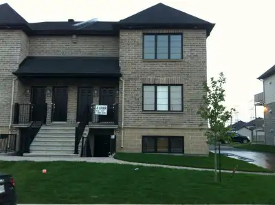 Condo 4 1/2 à louer air ouverte Parking extérieur privé + Cabano Condo près de tout les services . E...