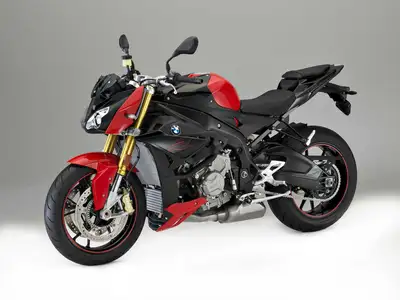 BMW s1000R 2019 avec seulement 4900km. Pas besoin de dire qu'elle est neuve ! Acheter neuve en 2020...