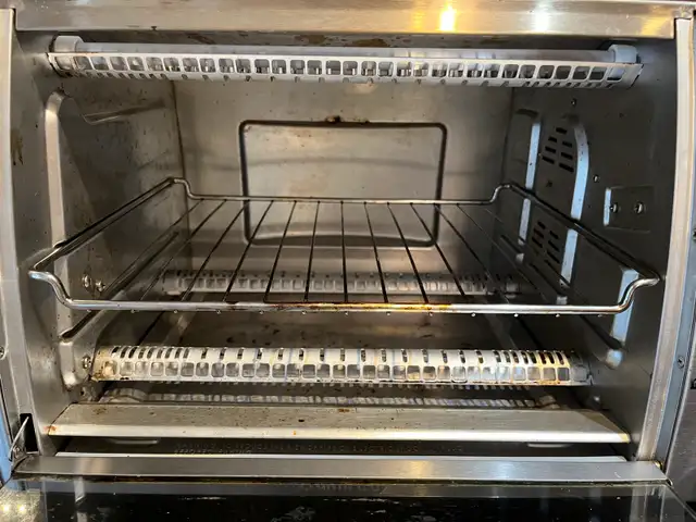 GE Stainless Steel Toaster Oven – Large Capacity, Multi-Function in Toasters & Toaster Ovens in Markham / York Region - Image 3