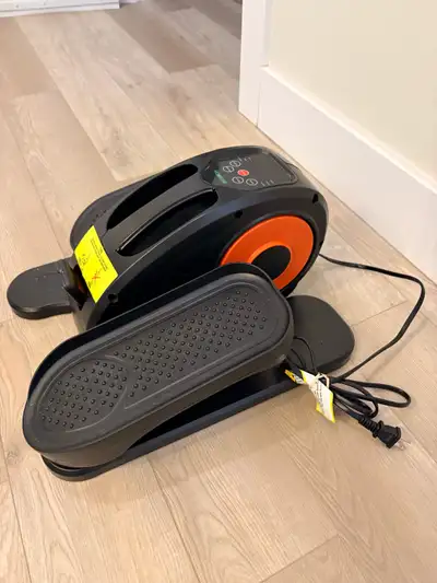 Boost your circulation with this HOMGIM circulation booster elliptical machine! This compact and eas...