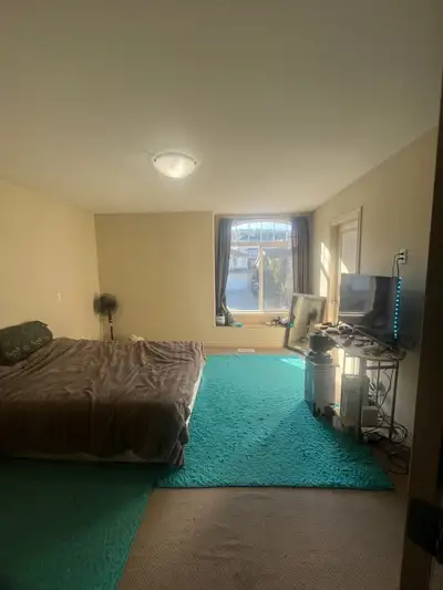 Large master bedroom located in Aberdeen area of Kamloops. Perfect for a quiet working professional...