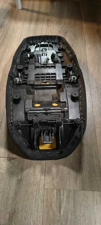 Banc de moto en cuir noir de xsr 900 Yamaha Le siège fit juste sur un xsr 900 de 2016 a 2021..... Co...