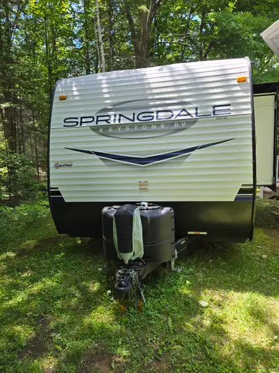 Roulotte keystone springdale 1740rk en très bonne condition complet avec 2 bonbonne de propane u ne...