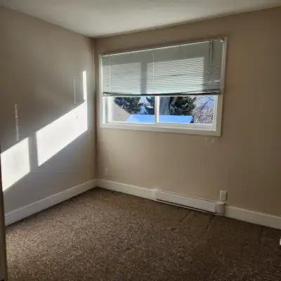 Bedroom for rent in 3 bedroom, 1 & 1/2 bath townhouse. $800 a month includes heat, hot water, hydro,...