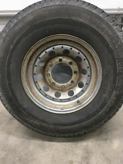 Roue 16 pouce 8 trous 165.1 bolt circle avec pneus michelin defender LT 235/85/R16 Roue d’origine do...