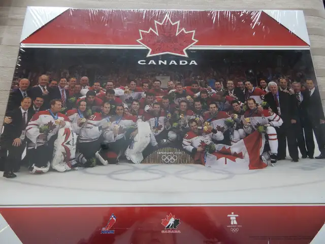 2010 OLYMPIC MEN'S CANADIAN HOCKEY TEAM PICTURE in Arts & Collectibles in St. Catharines - Image 2