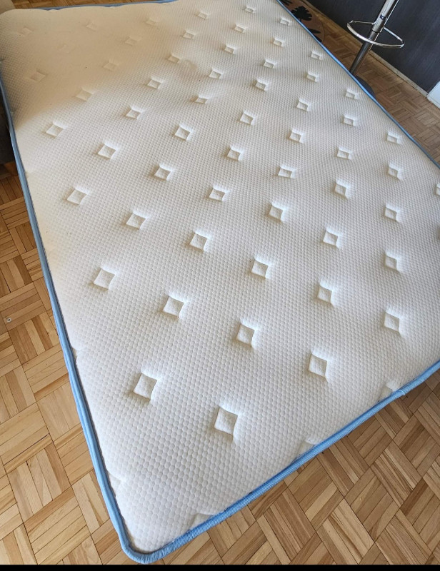 Queen Bed frame + mattress dans Lits et matelas  à Ville de Montréal - Image 2