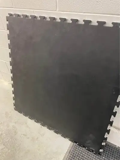 Selling a large set of heavy-duty interlocking puzzle mats. These are 1-inch (25mm) thick Hatashita...