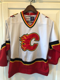Calgary Flames CCM Jersey size Youth Small/Medium