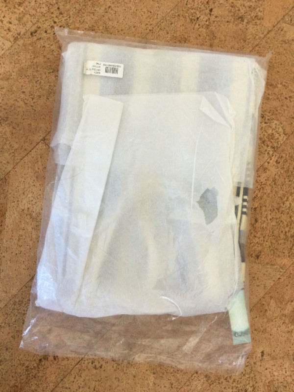Aritzia Tote Bag 2 Inside Zipper Pockets Blue & Cream Strips in Women's - Bags & Wallets in Calgary - Image 4