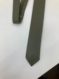 Cravate étroite vintage 1980 en cuir vert kaki